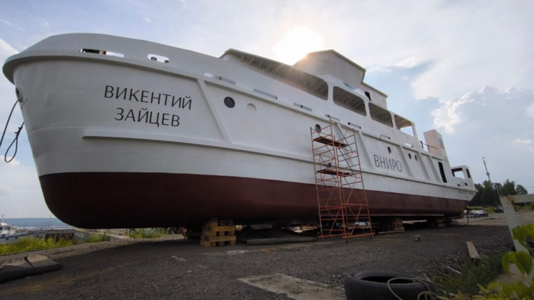 Спуск на воду нового научно-исследовательского судна «Викентий Зайцев» начали на Байкале